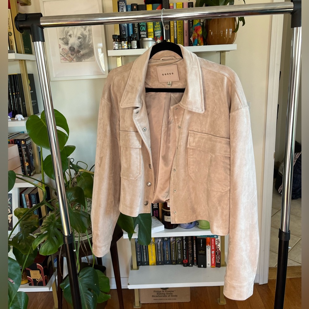 Blank NYC tan faux suede cropped trucker jacket EUC